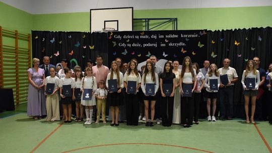 Gm. Fajsławice. Nagrody i stypendia dla najzdolniejszych uczniów i sportowców rozdane [GALERIA ZDJĘĆ]