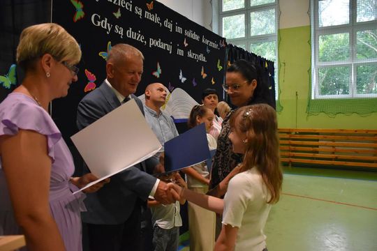Gm. Fajsławice. Nagrody i stypendia dla najzdolniejszych uczniów i sportowców rozdane [GALERIA ZDJĘĆ] 