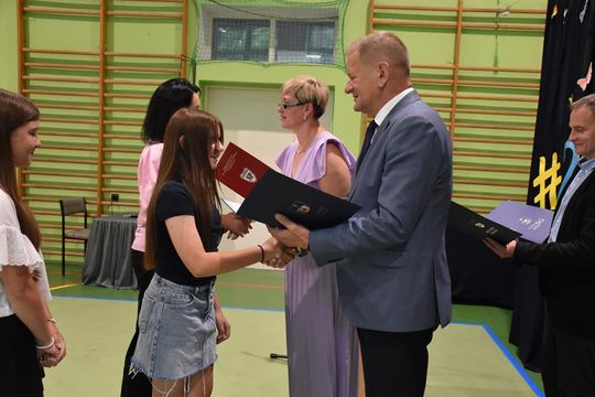 Gm. Fajsławice. Nagrody i stypendia dla najzdolniejszych uczniów i sportowców rozdane [GALERIA ZDJĘĆ] 