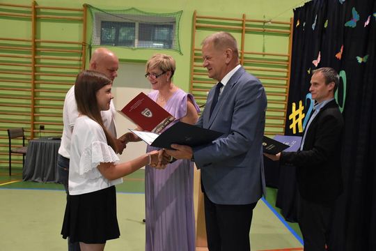 Gm. Fajsławice. Nagrody i stypendia dla najzdolniejszych uczniów i sportowców rozdane [GALERIA ZDJĘĆ] 