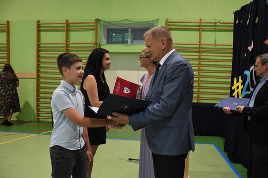Gm. Fajsławice. Nagrody i stypendia dla najzdolniejszych uczniów i sportowców rozdane [GALERIA ZDJĘĆ] 