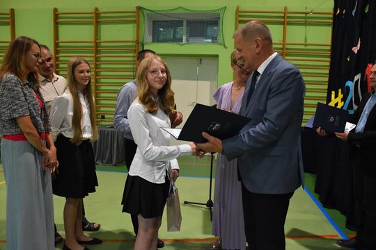 Gm. Fajsławice. Nagrody i stypendia dla najzdolniejszych uczniów i sportowców rozdane [GALERIA ZDJĘĆ] 