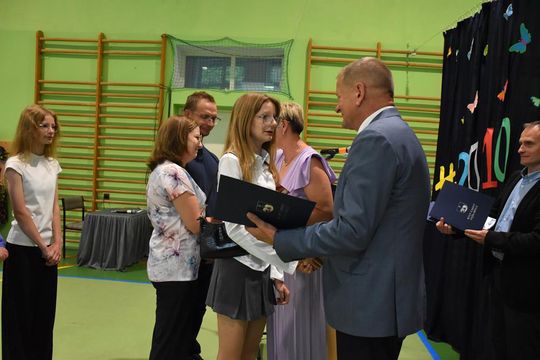 Gm. Fajsławice. Nagrody i stypendia dla najzdolniejszych uczniów i sportowców rozdane [GALERIA ZDJĘĆ] 