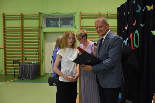 Gm. Fajsławice. Nagrody i stypendia dla najzdolniejszych uczniów i sportowców rozdane [GALERIA ZDJĘĆ] 
