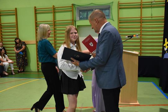 Gm. Fajsławice. Nagrody i stypendia dla najzdolniejszych uczniów i sportowców rozdane [GALERIA ZDJĘĆ] 