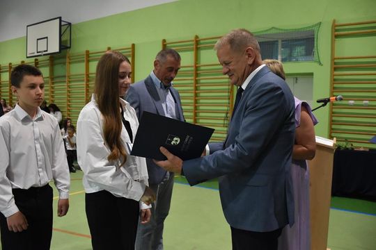 Gm. Fajsławice. Nagrody i stypendia dla najzdolniejszych uczniów i sportowców rozdane [GALERIA ZDJĘĆ] 
