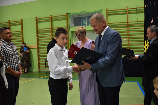Gm. Fajsławice. Nagrody i stypendia dla najzdolniejszych uczniów i sportowców rozdane [GALERIA ZDJĘĆ] 