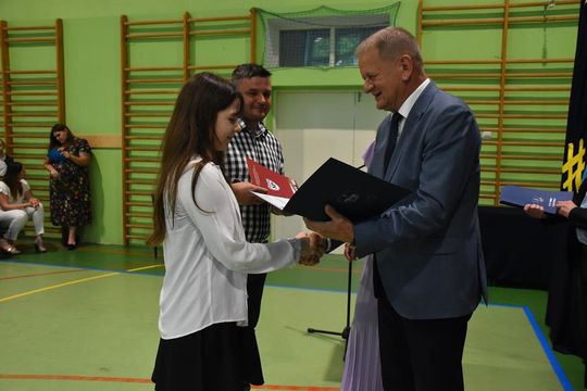 Gm. Fajsławice. Nagrody i stypendia dla najzdolniejszych uczniów i sportowców rozdane [GALERIA ZDJĘĆ] 