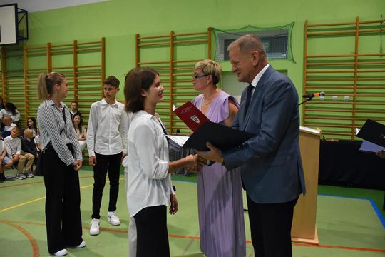 Gm. Fajsławice. Nagrody i stypendia dla najzdolniejszych uczniów i sportowców rozdane [GALERIA ZDJĘĆ] 