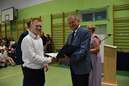 Gm. Fajsławice. Nagrody i stypendia dla najzdolniejszych uczniów i sportowców rozdane [GALERIA ZDJĘĆ] 
