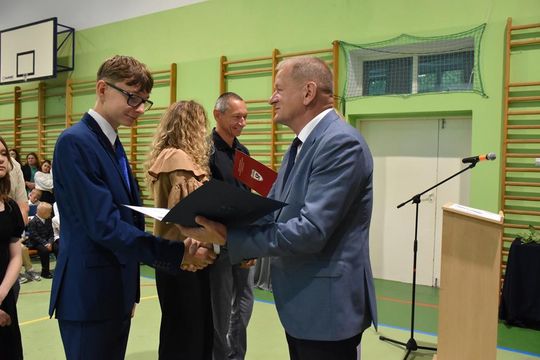 Gm. Fajsławice. Nagrody i stypendia dla najzdolniejszych uczniów i sportowców rozdane [GALERIA ZDJĘĆ] 