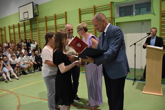 Gm. Fajsławice. Nagrody i stypendia dla najzdolniejszych uczniów i sportowców rozdane [GALERIA ZDJĘĆ] 