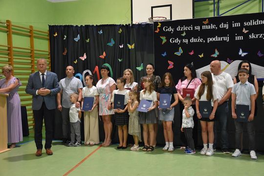 Gm. Fajsławice. Nagrody i stypendia dla najzdolniejszych uczniów i sportowców rozdane [GALERIA ZDJĘĆ] 