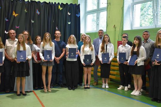 Gm. Fajsławice. Nagrody i stypendia dla najzdolniejszych uczniów i sportowców rozdane [GALERIA ZDJĘĆ] 