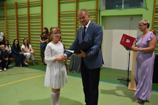 Gm. Fajsławice. Nagrody i stypendia dla najzdolniejszych uczniów i sportowców rozdane [GALERIA ZDJĘĆ] 