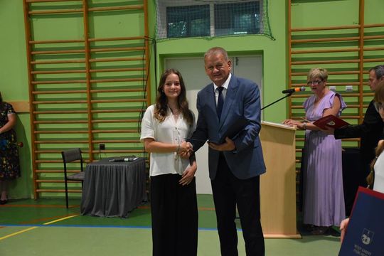 Gm. Fajsławice. Nagrody i stypendia dla najzdolniejszych uczniów i sportowców rozdane [GALERIA ZDJĘĆ] 