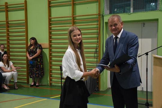 Gm. Fajsławice. Nagrody i stypendia dla najzdolniejszych uczniów i sportowców rozdane [GALERIA ZDJĘĆ] 