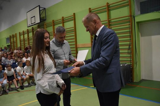 Gm. Fajsławice. Nagrody i stypendia dla najzdolniejszych uczniów i sportowców rozdane [GALERIA ZDJĘĆ] 