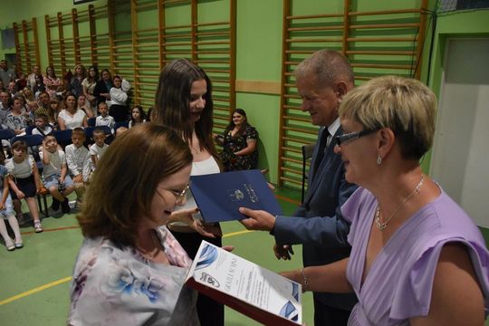 Gm. Fajsławice. Nagrody i stypendia dla najzdolniejszych uczniów i sportowców rozdane [GALERIA ZDJĘĆ] 
