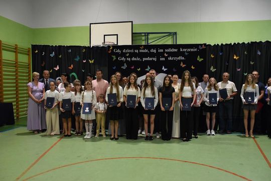 Gm. Fajsławice. Nagrody i stypendia dla najzdolniejszych uczniów i sportowców rozdane [GALERIA ZDJĘĆ] 