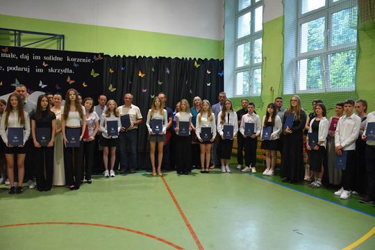 Gm. Fajsławice. Nagrody i stypendia dla najzdolniejszych uczniów i sportowców rozdane [GALERIA ZDJĘĆ] 