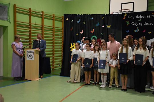 Gm. Fajsławice. Nagrody i stypendia dla najzdolniejszych uczniów i sportowców rozdane [GALERIA ZDJĘĆ] 