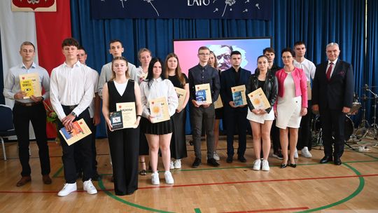 Pow. krasnostawski. Zasłużone wyróżnienia na zakończenie roku szkolnego [GALERIA ZDJĘĆ]