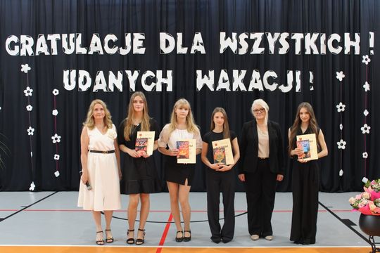 Pow. krasnostawski. Zasłużone wyróżnienia na zakończenie roku szkolnego [GALERIA ZDJĘĆ]