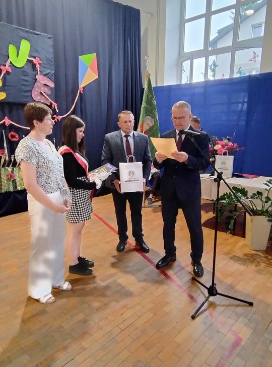 Pow. krasnostawski. Zasłużone wyróżnienia na zakończenie roku szkolnego [GALERIA ZDJĘĆ]