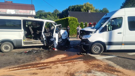 Zderzenie dwóch busów na krajowej 17 w Izbicy. 7 osób poszkodowanych [ZDJĘCIA]