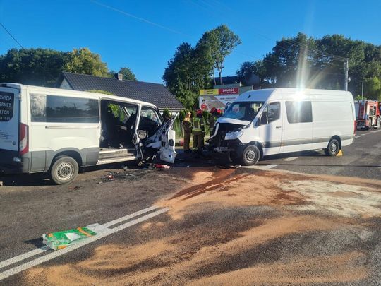 Zderzenie dwóch busów na krajowej 17 w Izbicy. 7 osób poszkodowanych [ZDJĘCIA]