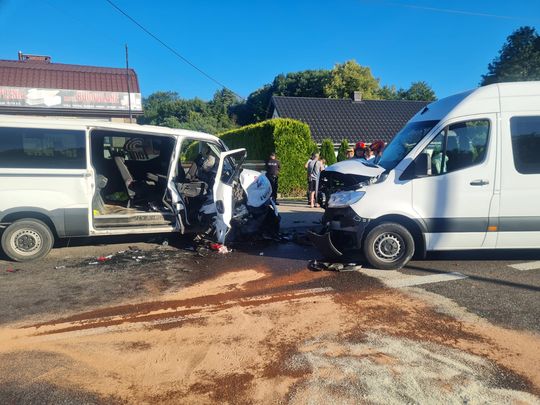 Zderzenie dwóch busów na krajowej 17 w Izbicy. 7 osób poszkodowanych [ZDJĘCIA]