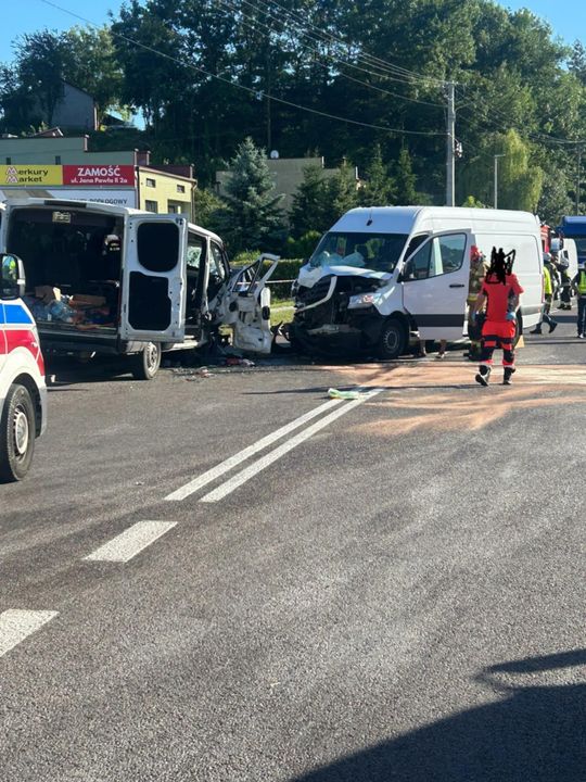 Zderzenie dwóch busów na krajowej 17 w Izbicy. 7 osób poszkodowanych [ZDJĘCIA]