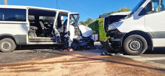 Zderzenie dwóch busów na krajowej 17 w Izbicy. 7 osób poszkodowanych. Droga zablokowana! [ZDJĘCIA]