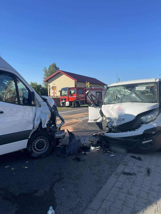 Zderzenie dwóch busów na krajowej 17 w Izbicy. 7 osób poszkodowanych. Droga zablokowana! [ZDJĘCIA]