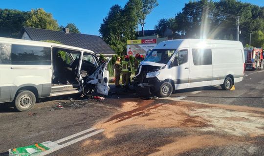 Zderzenie dwóch busów na krajowej 17 w Izbicy. 7 osób poszkodowanych. Droga zablokowana! [ZDJĘCIA]
