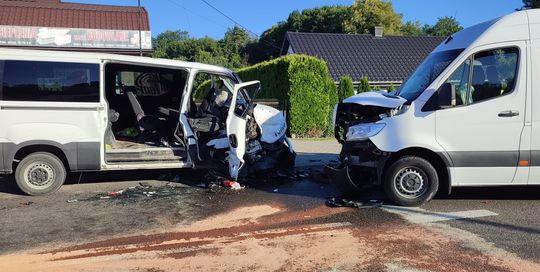 Zderzenie dwóch busów na krajowej 17 w Izbicy. 7 osób poszkodowanych. Droga zablokowana! [ZDJĘCIA]