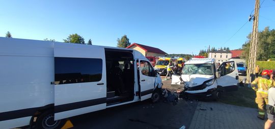 Zderzenie dwóch busów na krajowej 17 w Izbicy. 7 osób poszkodowanych. Droga zablokowana! [ZDJĘCIA]