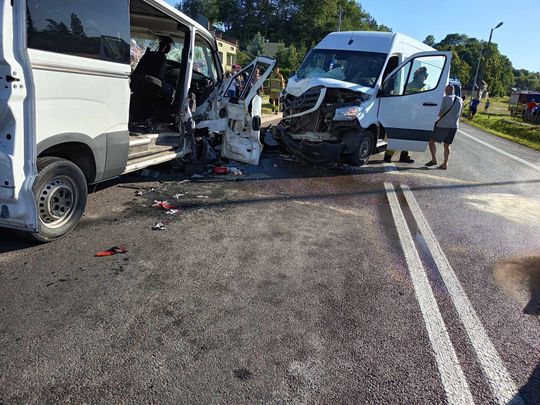 Zderzenie dwóch busów na krajowej 17 w Izbicy. 7 osób poszkodowanych. Droga zablokowana! [ZDJĘCIA]