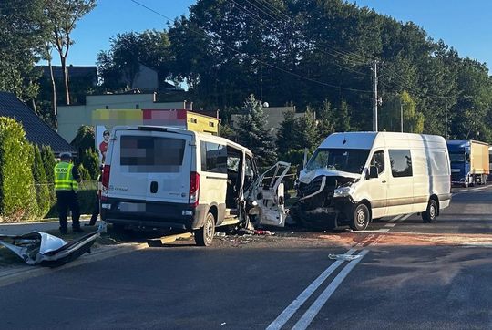 Zderzenie dwóch busów na krajowej 17 w Izbicy. 7 osób poszkodowanych. Droga zablokowana! [ZDJĘCIA]