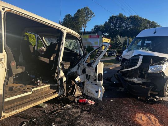 Zderzenie dwóch busów na krajowej 17 w Izbicy. 7 osób poszkodowanych. Droga zablokowana! [ZDJĘCIA]