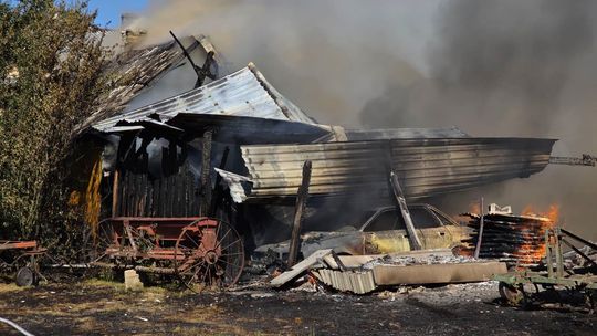 Pow. włodawski. Spłonęły zabudowania gospodarcze i część domu. Straty to około 150 tys. zł [ZDJĘCIA]
