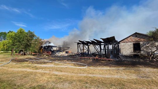 Pow. włodawski. Spłonęły zabudowania gospodarcze i część domu. Straty to około 150 tys. zł [ZDJĘCIA]