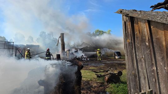 Pow. włodawski. Spłonęły zabudowania gospodarcze i część domu. Straty to około 150 tys. zł [ZDJĘCIA]