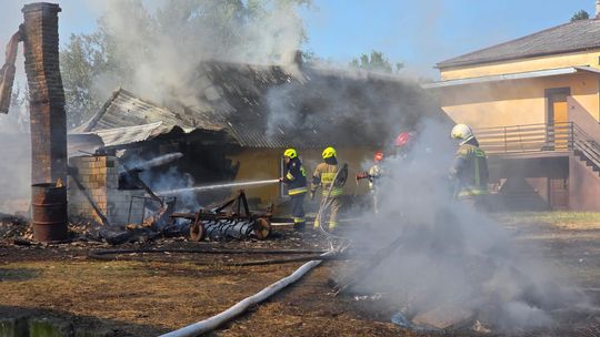 Pow. włodawski. Spłonęły zabudowania gospodarcze i część domu. Straty to około 150 tys. zł [ZDJĘCIA]