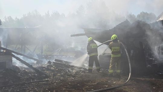 Pow. włodawski. Spłonęły zabudowania gospodarcze i część domu. Straty to około 150 tys. zł [ZDJĘCIA]