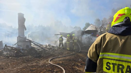 Pow. włodawski. Spłonęły zabudowania gospodarcze i część domu. Straty to około 150 tys. zł [ZDJĘCIA]
