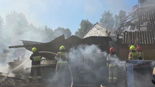 Pow. włodawski. Spłonęły zabudowania gospodarcze i część domu. Straty to około 150 tys. zł [ZDJĘCIA]