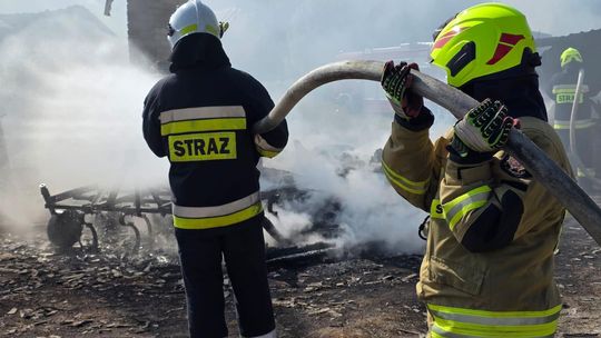 Pow. włodawski. Spłonęły zabudowania gospodarcze i część domu. Straty to około 150 tys. zł [ZDJĘCIA]