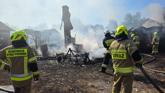 Pow. włodawski. Spłonęły zabudowania gospodarcze i część domu. Straty to około 150 tys. zł [ZDJĘCIA]